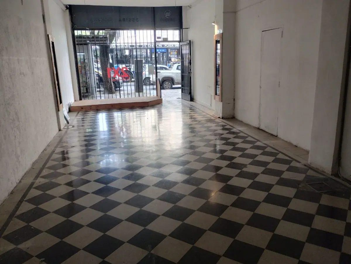 Local en excelente ubicacion, 114 metros totales 2