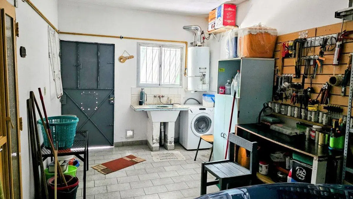CASA DE DOS PLANTAS A LA VENTA -PRESIDENTE DERQUI- 5