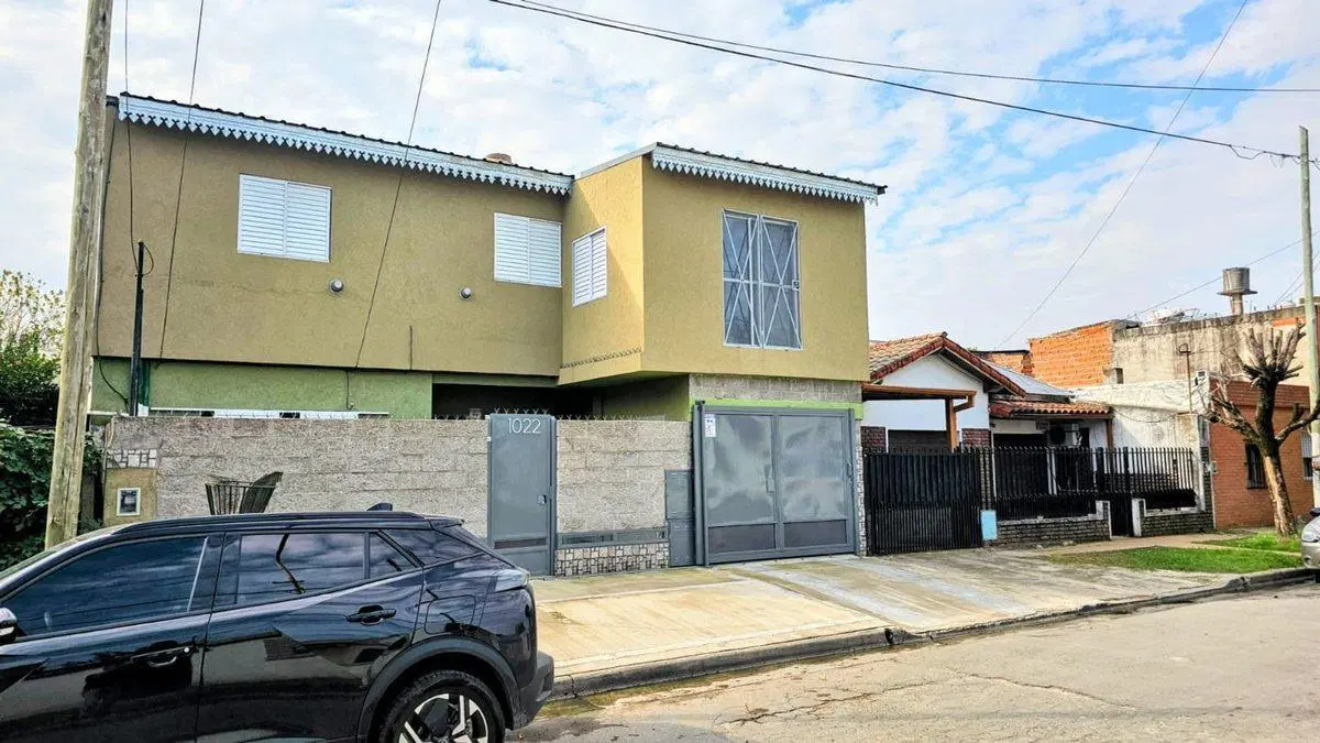 CASA DE DOS PLANTAS A LA VENTA -PRESIDENTE DERQUI- 2