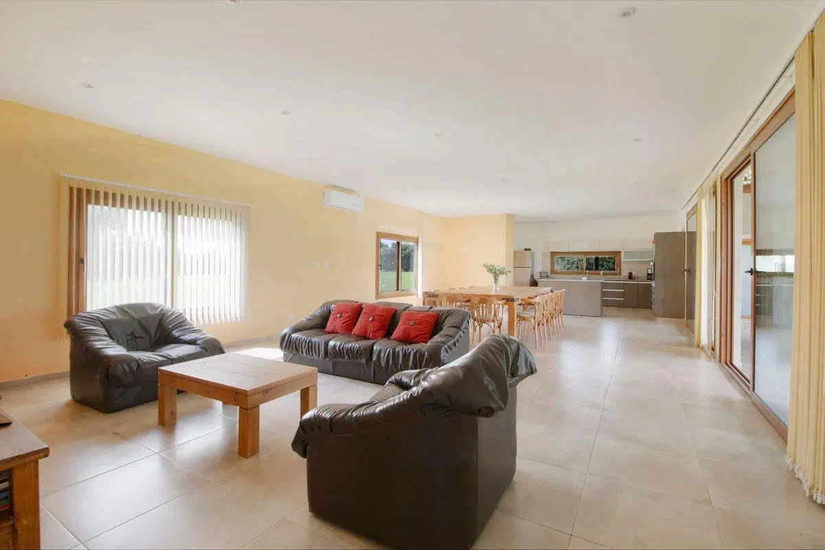 LOTE CON CASA 5 AMB PILETA TENIS LOMA ESCONDIDA 2