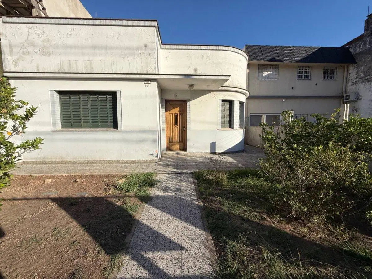 VENTA CASA EN QUILMES SOBRE AVENIDA 2