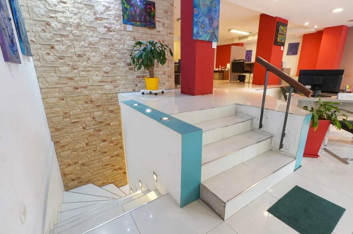 VENTA LOCAL COMERCIAL COLEGIALES SOBRE AVENIDA 5