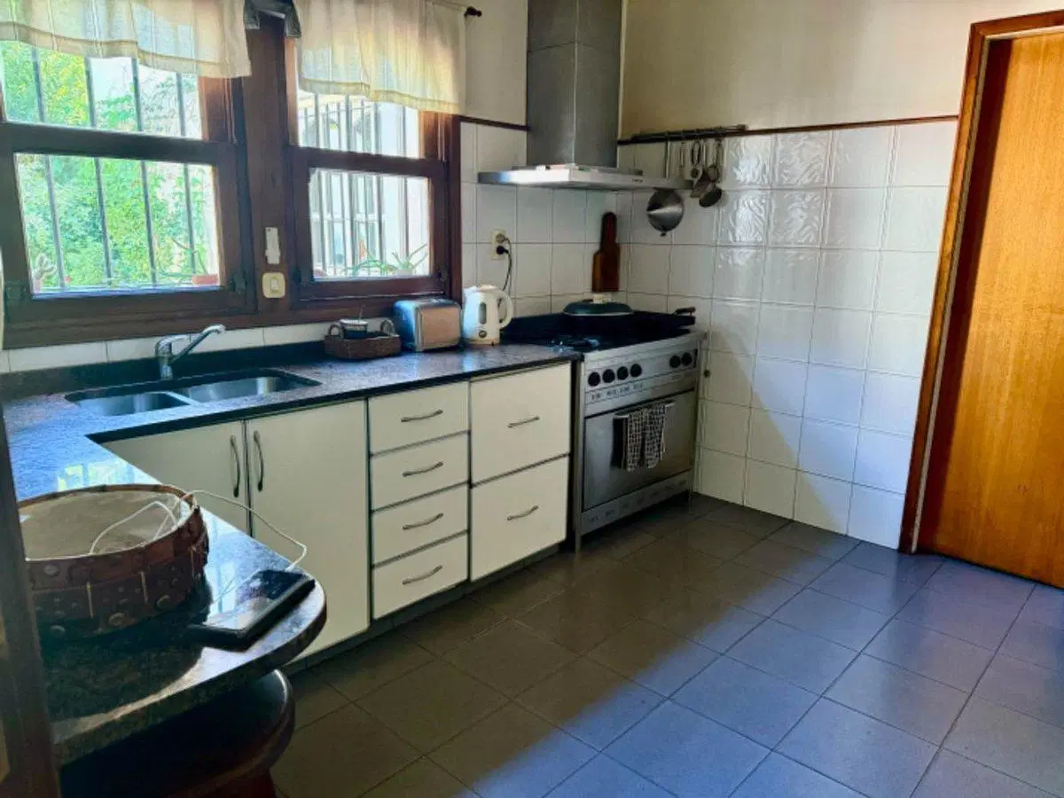 Casa en venta Lomas de Zamora-pileta-credito-permu 5