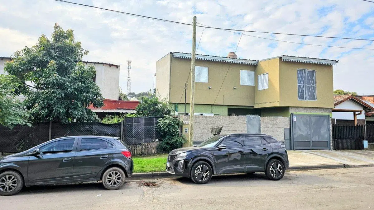 CASA DE DOS PLANTAS A LA VENTA -PRESIDENTE DERQUI- 5