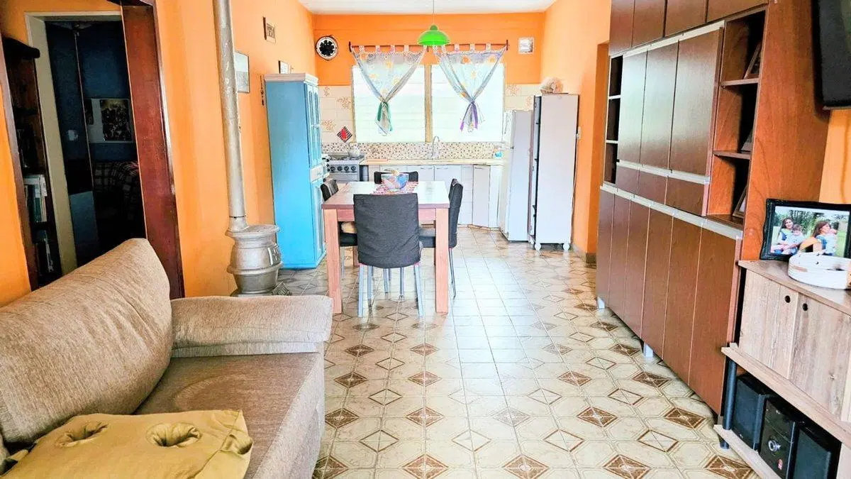 CASA DE DOS PLANTAS A LA VENTA -PRESIDENTE DERQUI- 4