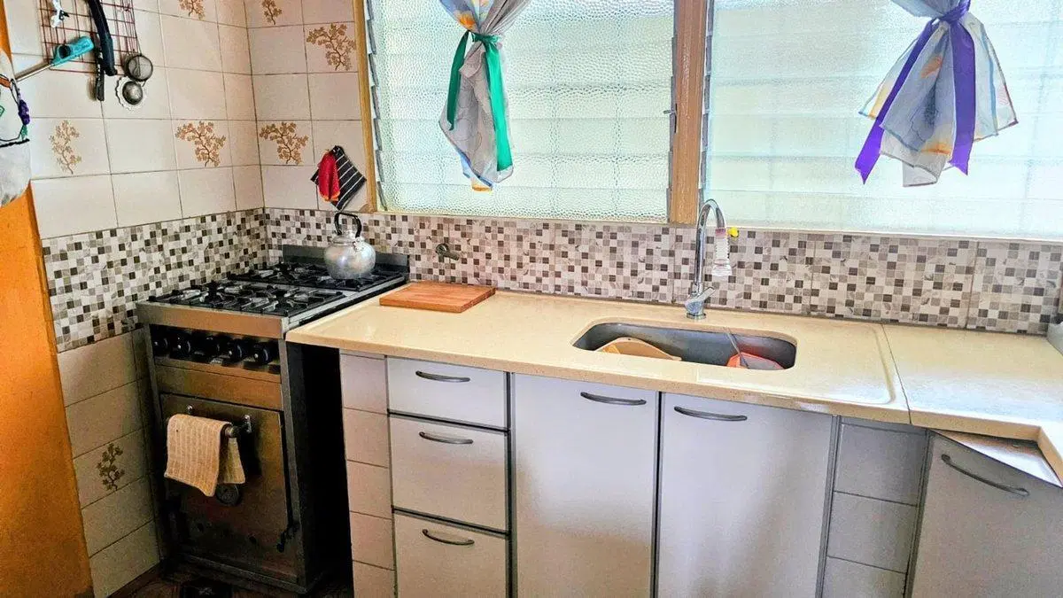 CASA DE DOS PLANTAS A LA VENTA -PRESIDENTE DERQUI- 2