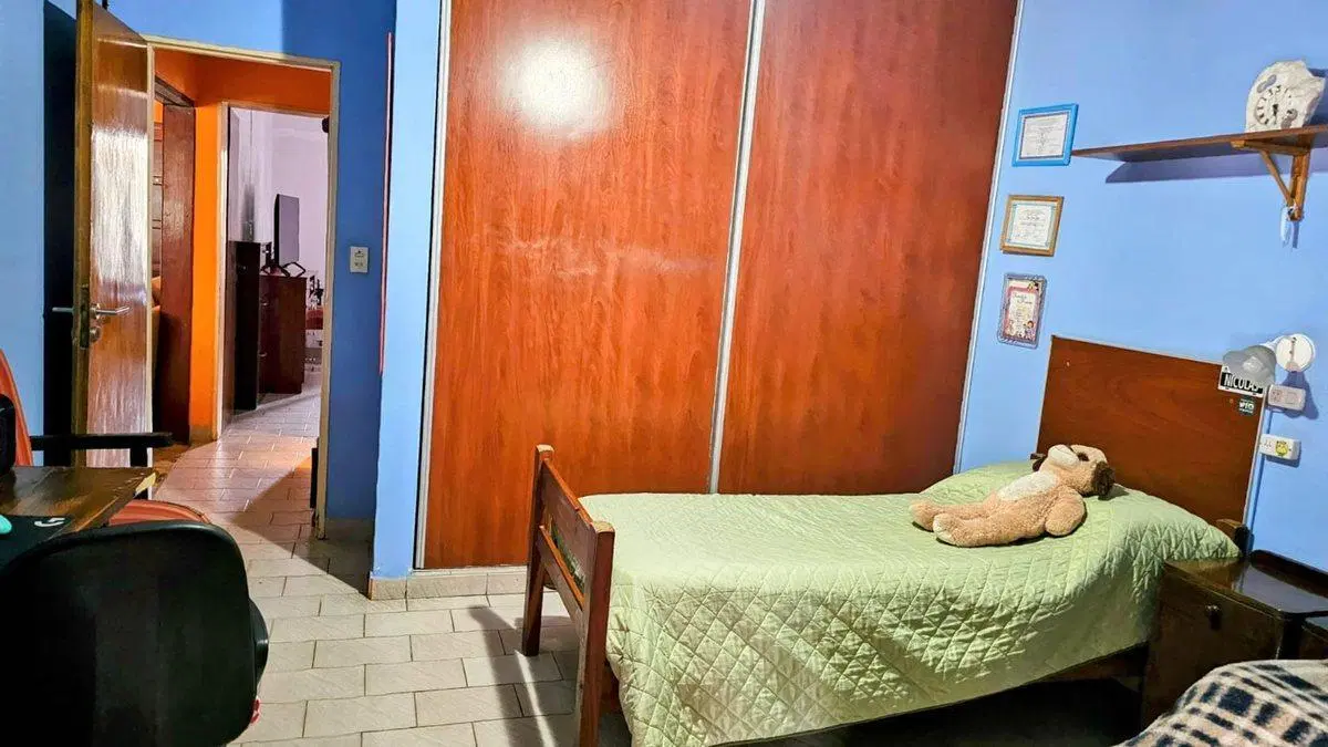 CASA DE DOS PLANTAS A LA VENTA -PRESIDENTE DERQUI- 8