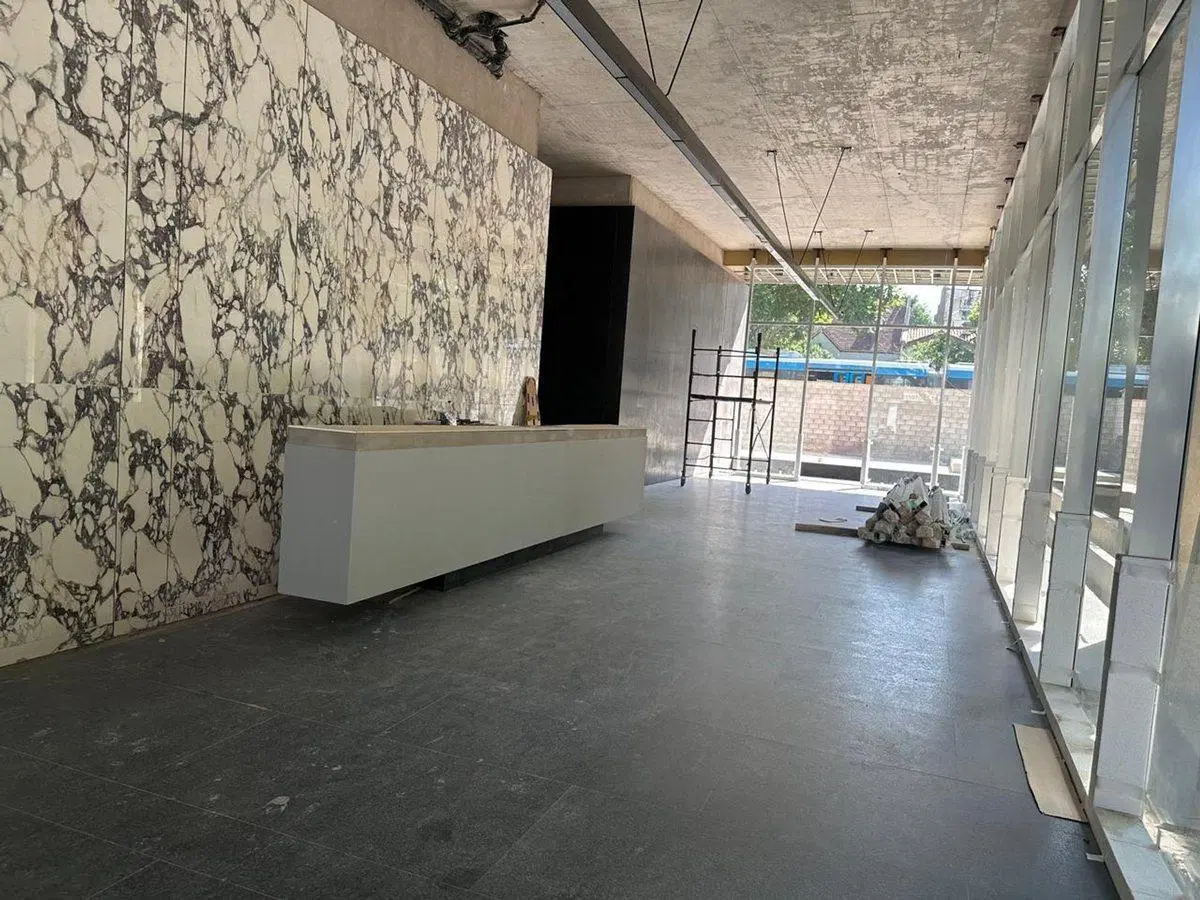 ALQ OFICINAS EN VICENTE LOPEZ CON 6 COCH A ESTR 5