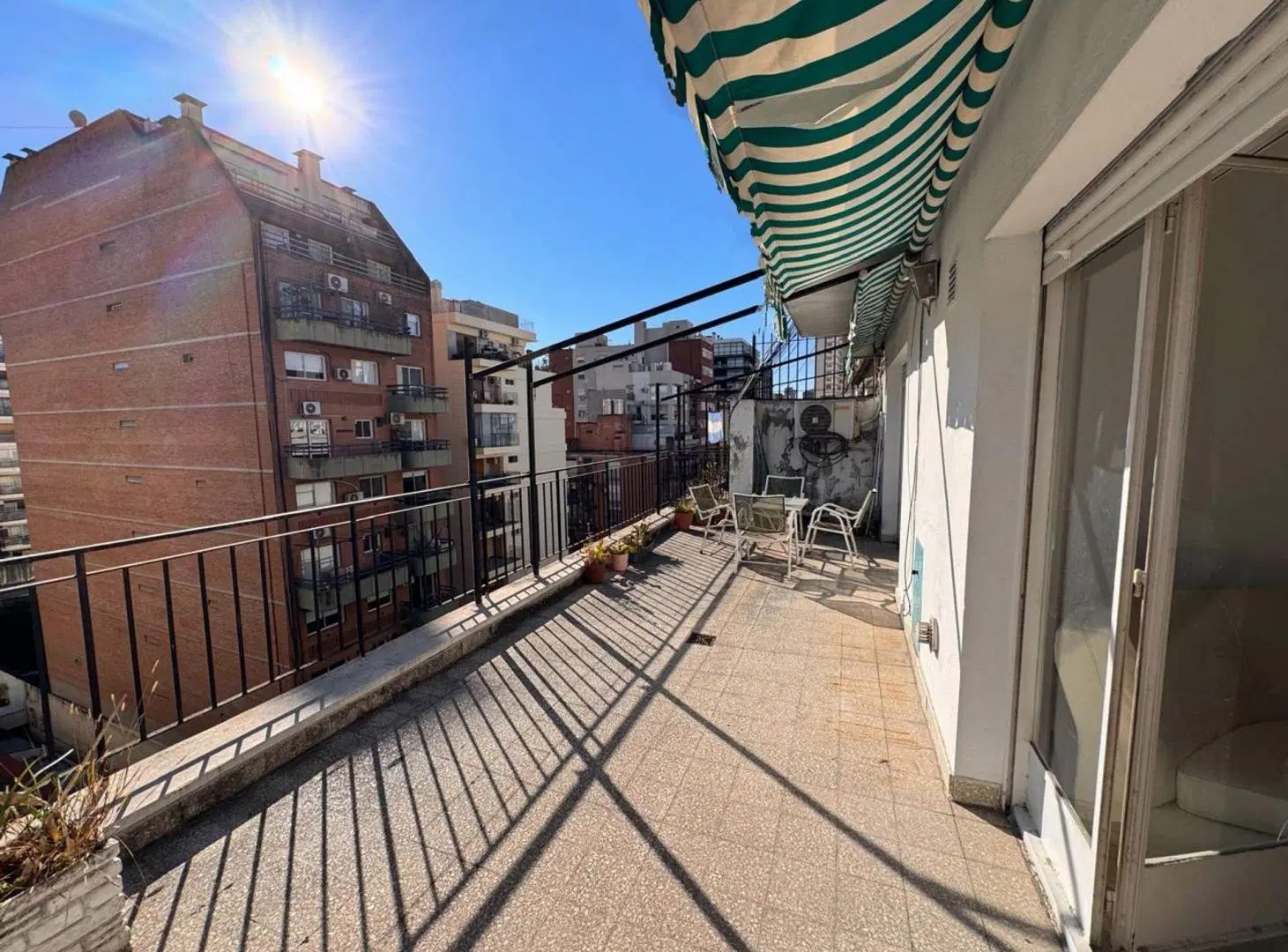 VENTA 3 AMBIENTES CON DEPENDENCIA COCHERA y BAULER 8