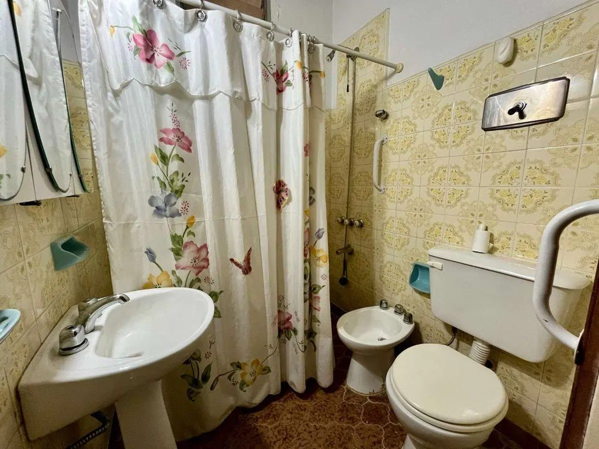 Terreno con casa a demoler en venta - Temperley 1
