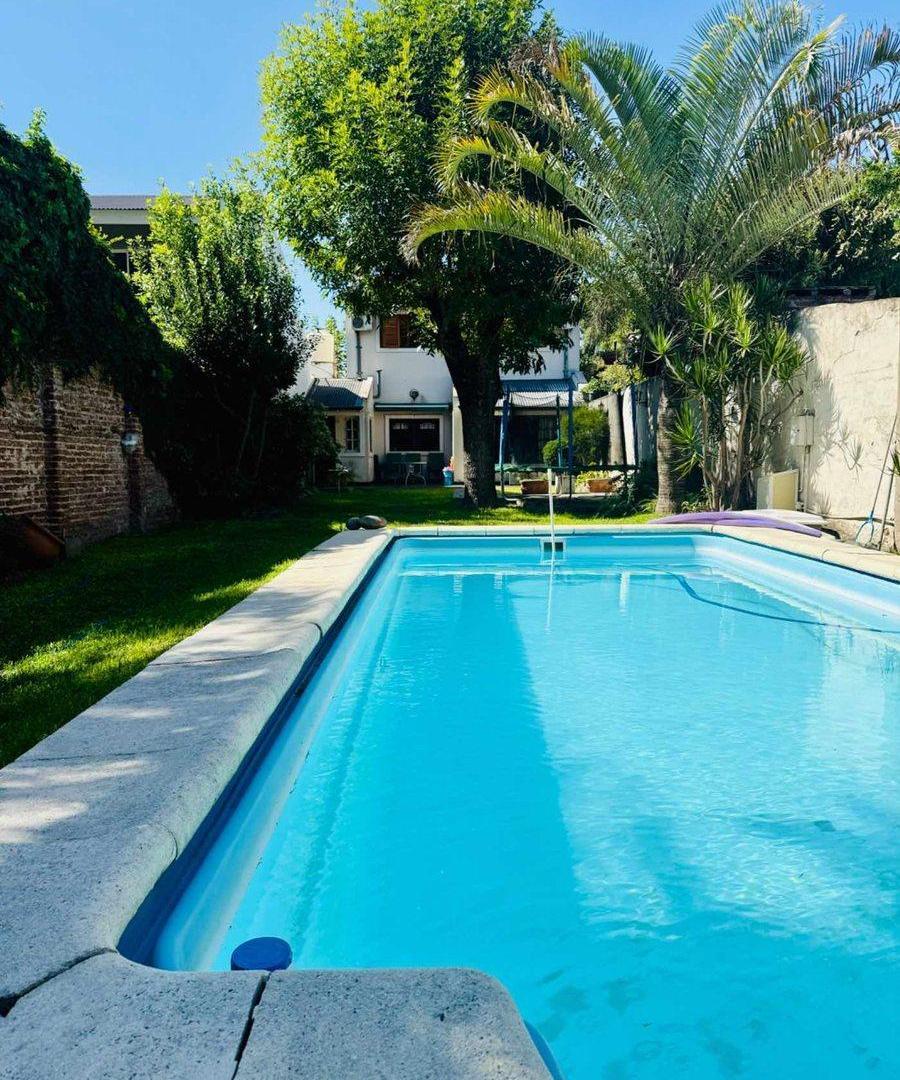 Foto de Casa en venta Lomas de Zamora-pileta-credito-permu, imagen 1