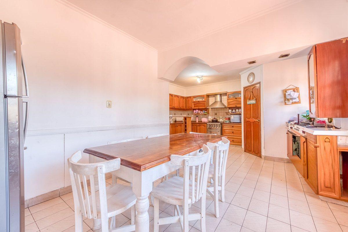 Foto de Venta casa 4 dorm, quincho, patio y coch p/3 autos, imagen 3