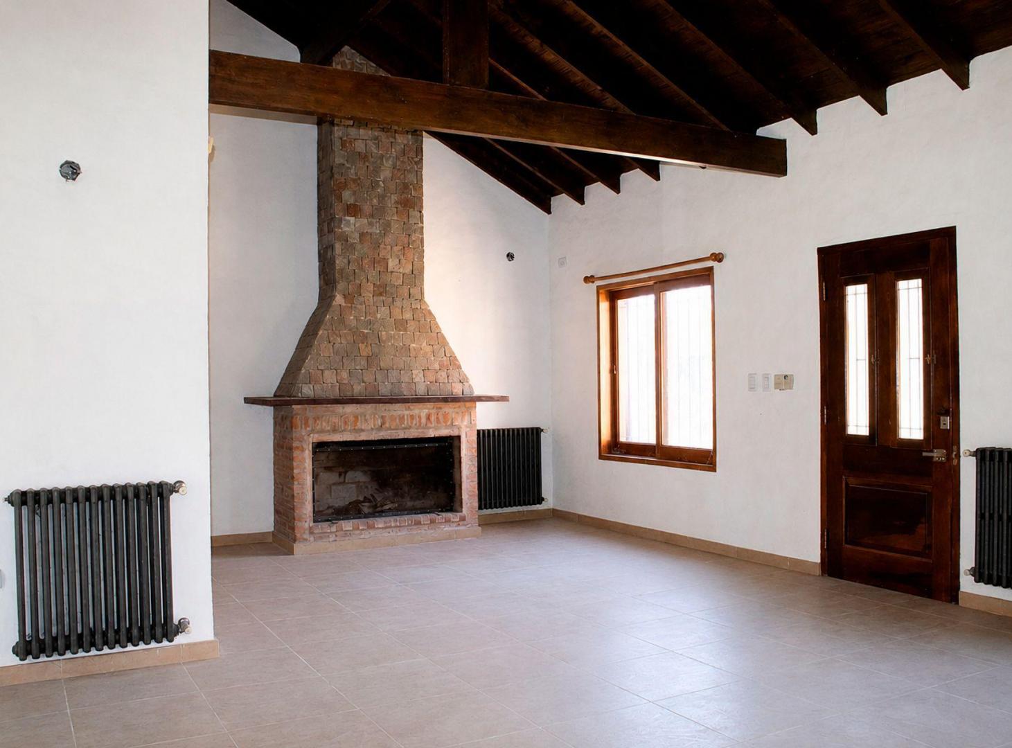 Foto de Venta casa en Pilar | 6 ambientes, jardín y pileta, imagen 2