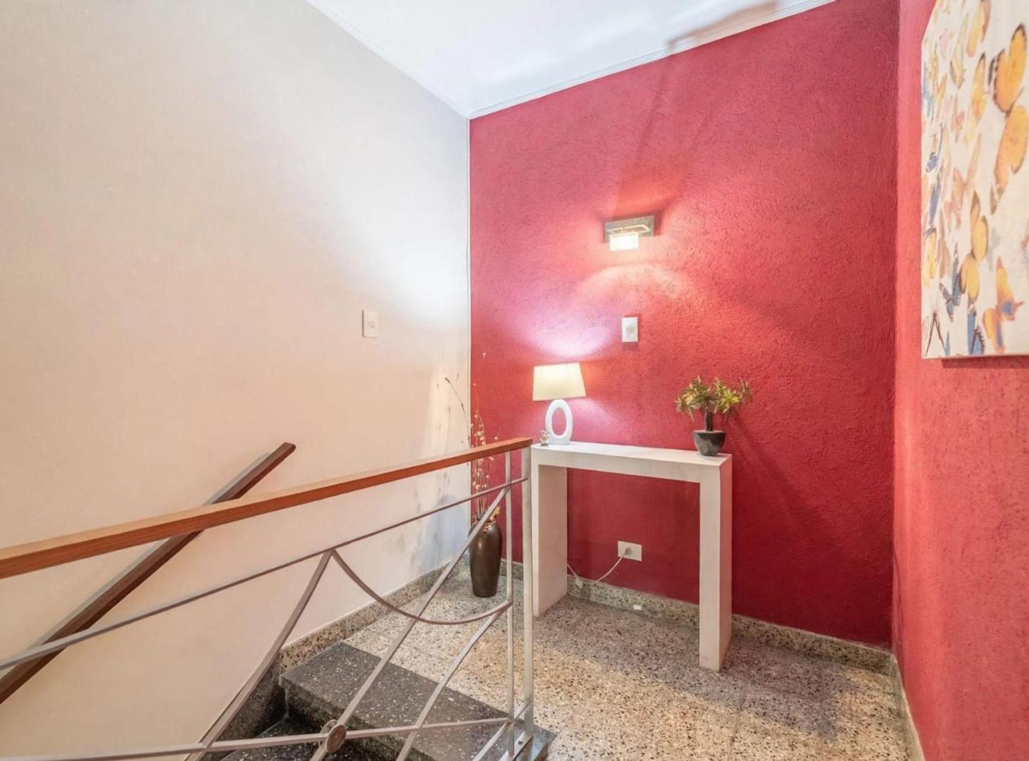 Foto de CASA CON OFICINA,QUINCHO Y COCHERA A LA VENTA, imagen 2