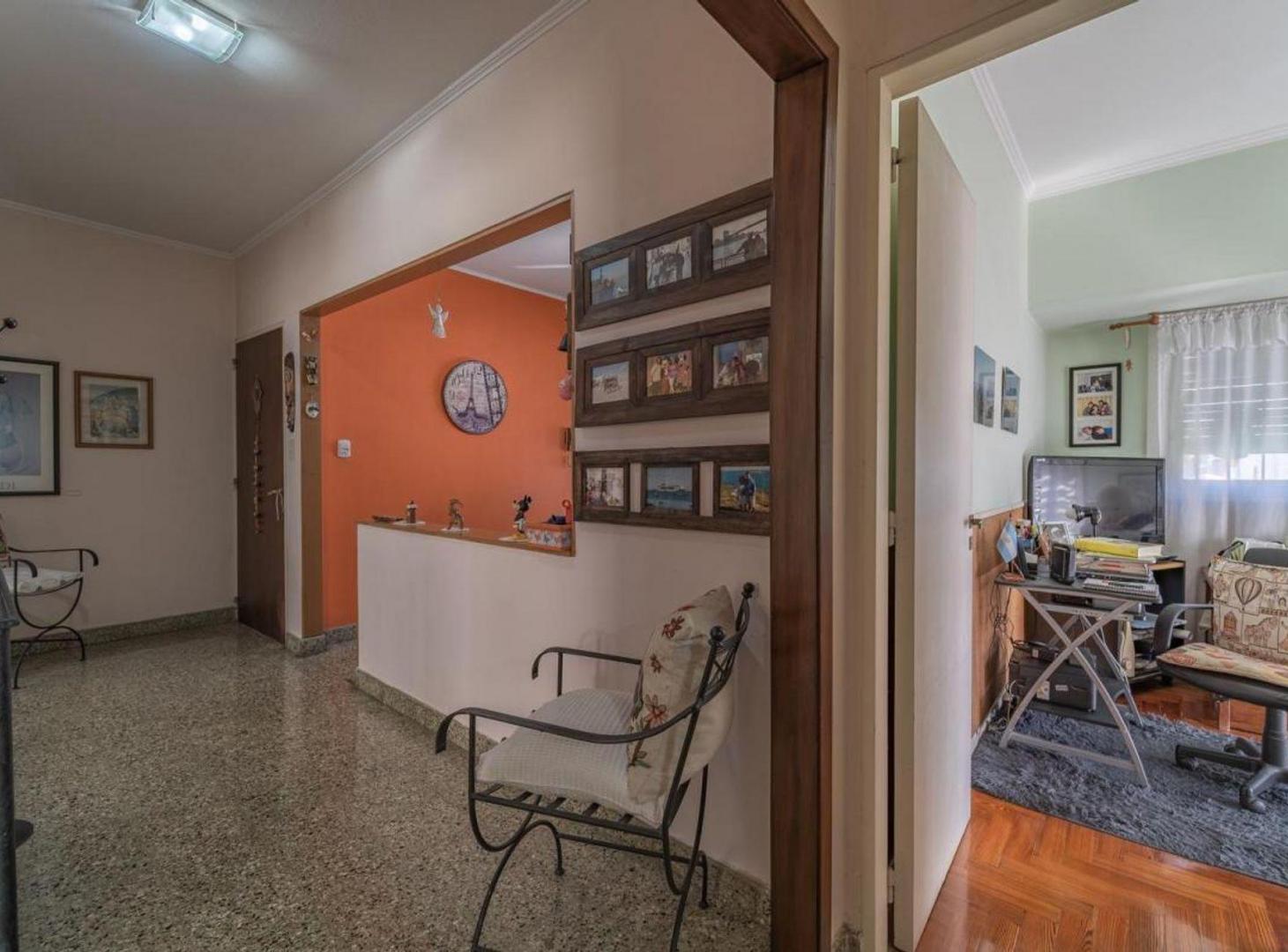 Foto de CASA CON OFICINA,QUINCHO Y COCHERA A LA VENTA, imagen 4