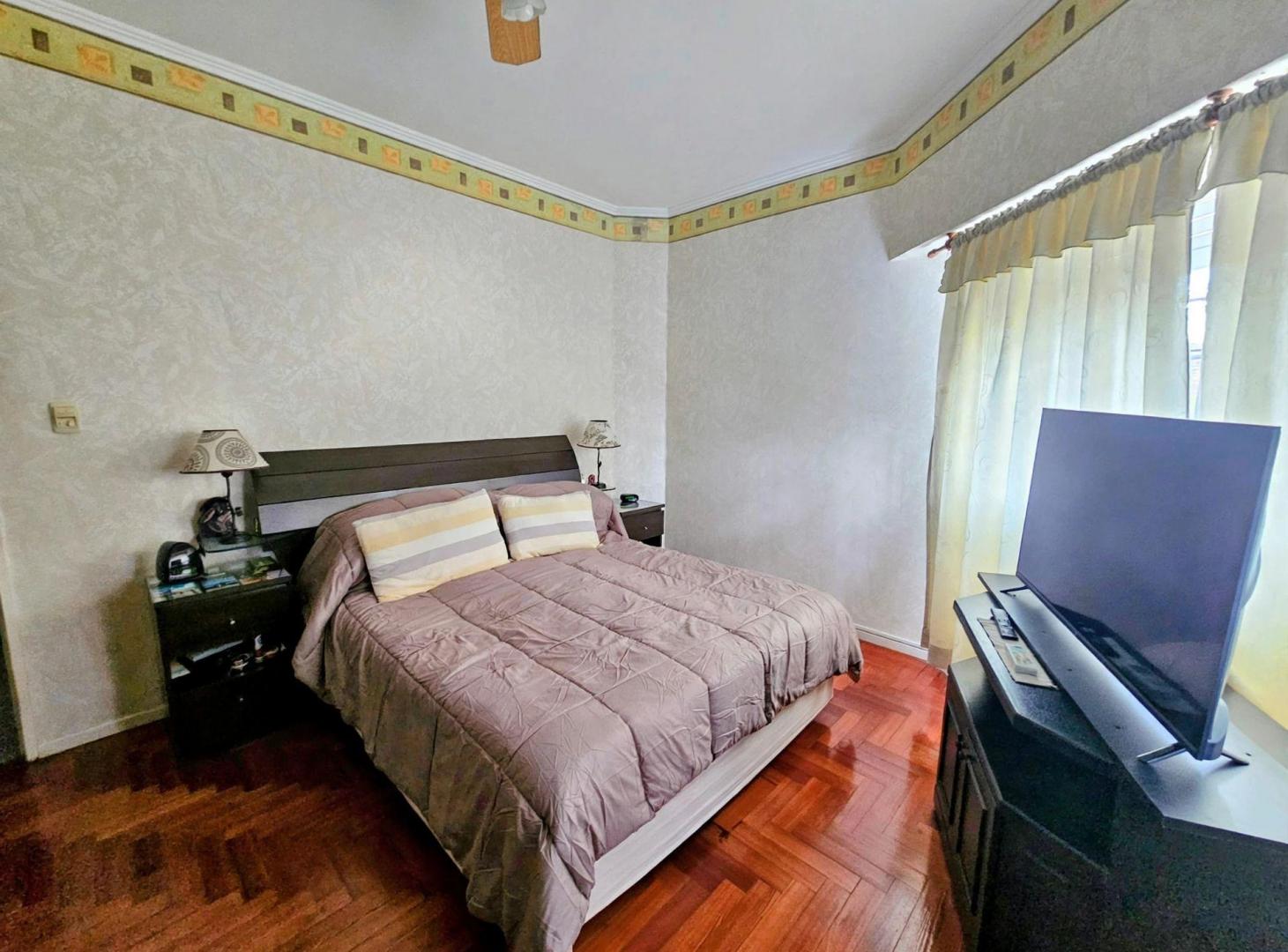 Foto de CASA CON OFICINA,QUINCHO Y COCHERA A LA VENTA, imagen 5