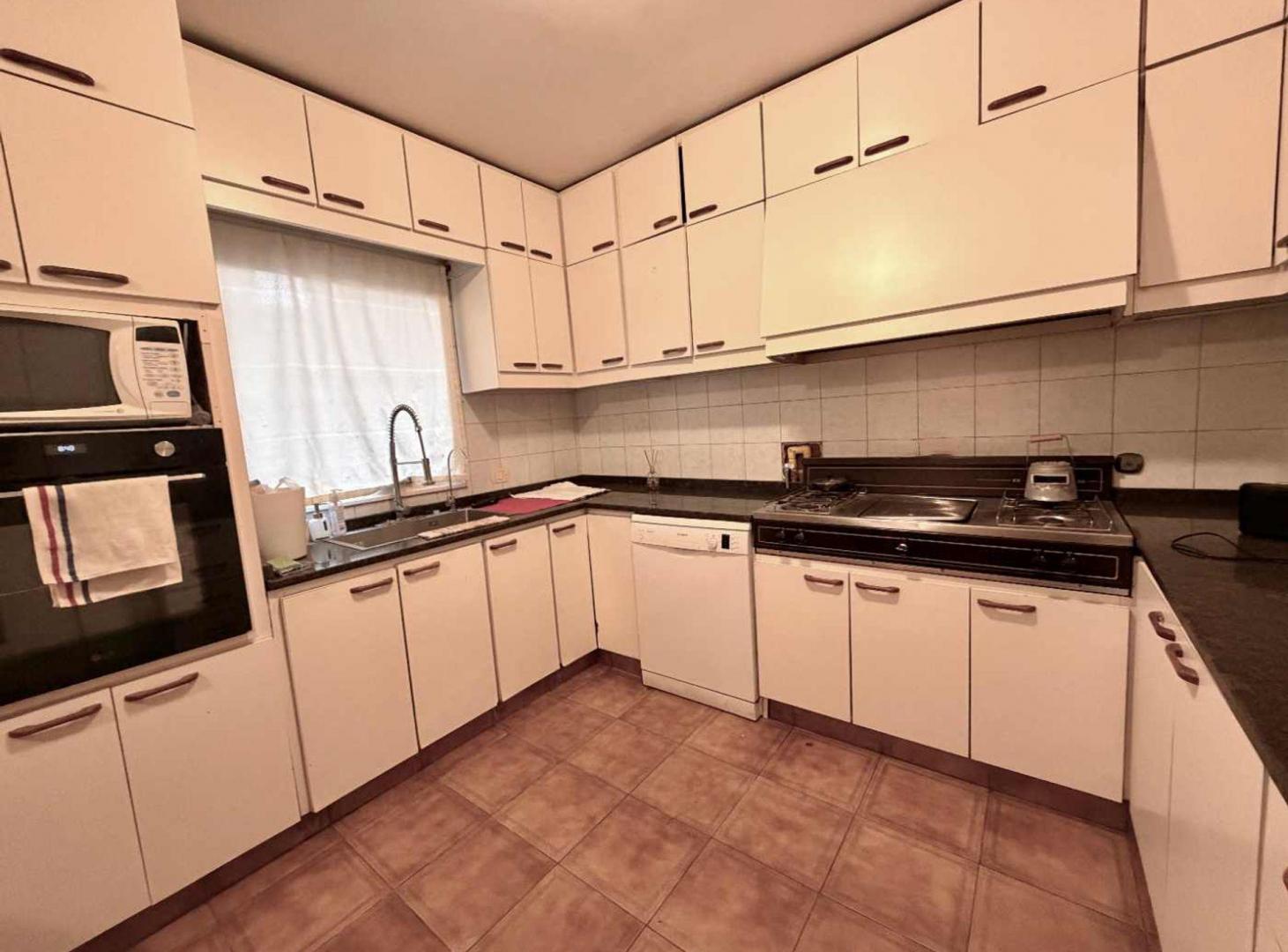 Foto de IMPONENTE CASA. ZONA EMBAJADAS. 5 DORM. PILETA., imagen 3