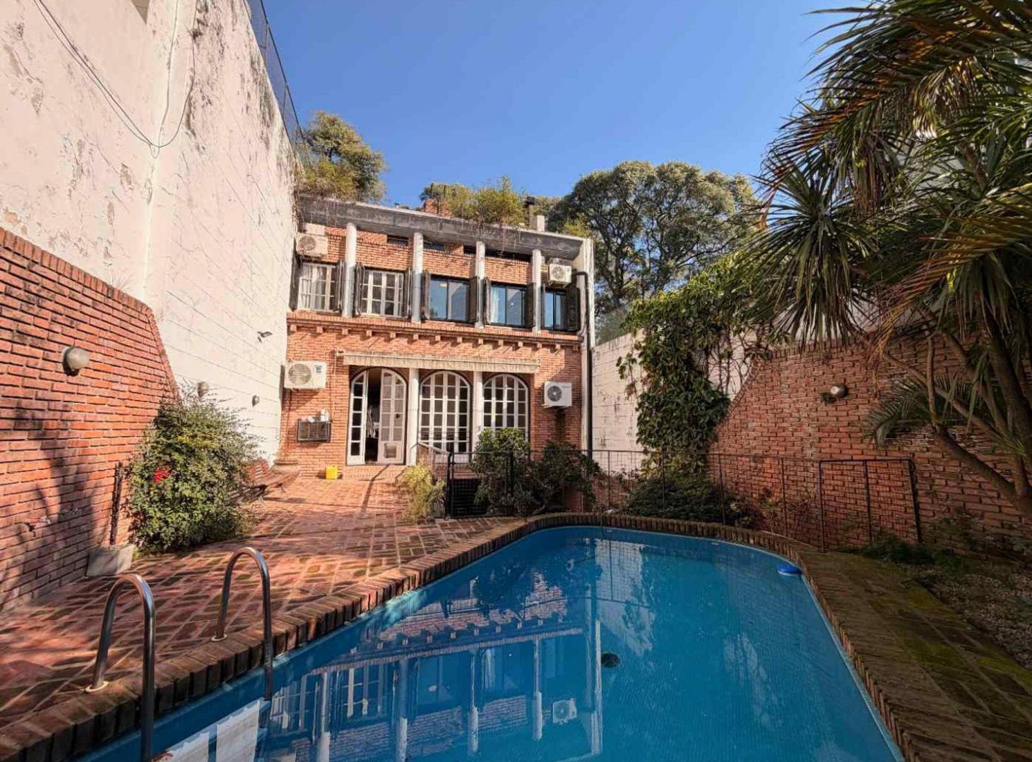 Foto de IMPONENTE CASA. ZONA EMBAJADAS. 5 DORM. PILETA., imagen 2
