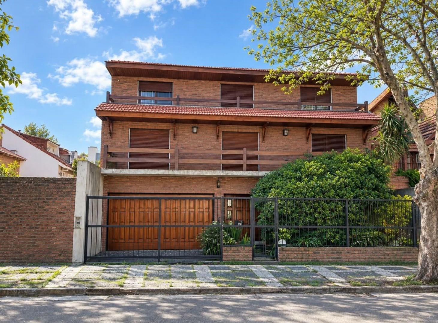 Foto de VENTA CASA EN 3 PLANTAS CON JARDIN PILETA MARTINEZ, imagen 4