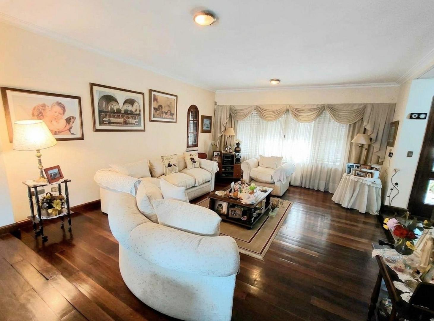 Foto de VENTA CASA EN 3 PLANTAS CON JARDIN PILETA MARTINEZ, imagen 3