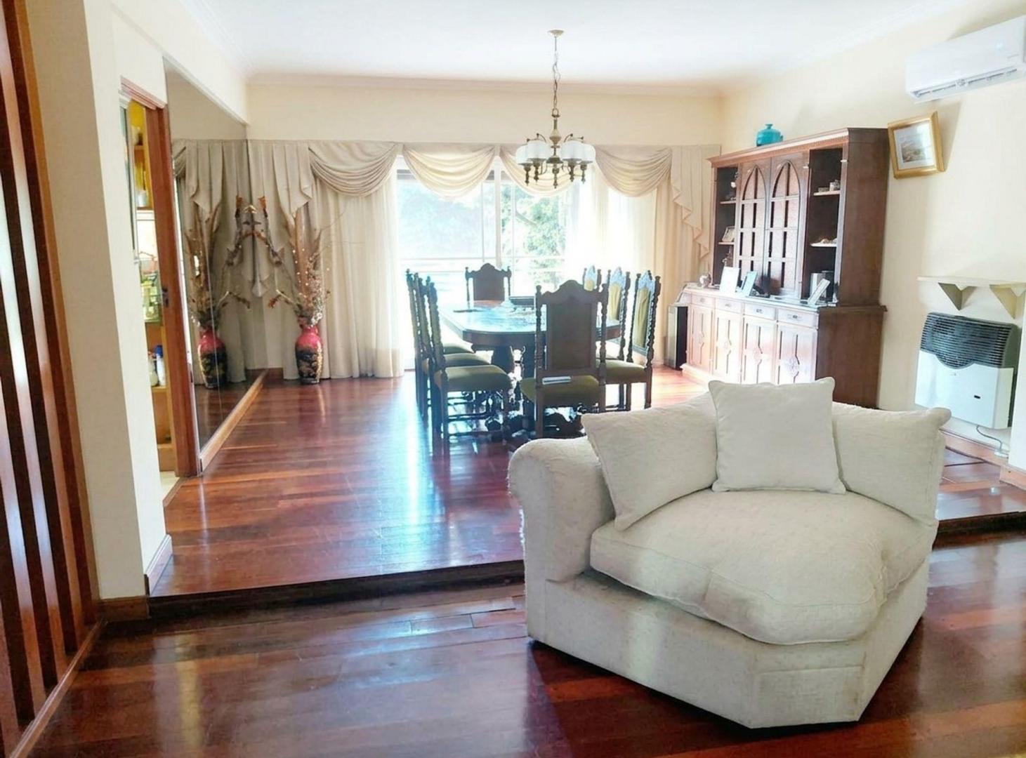 Foto de VENTA CASA EN 3 PLANTAS CON JARDIN PILETA MARTINEZ, imagen 5