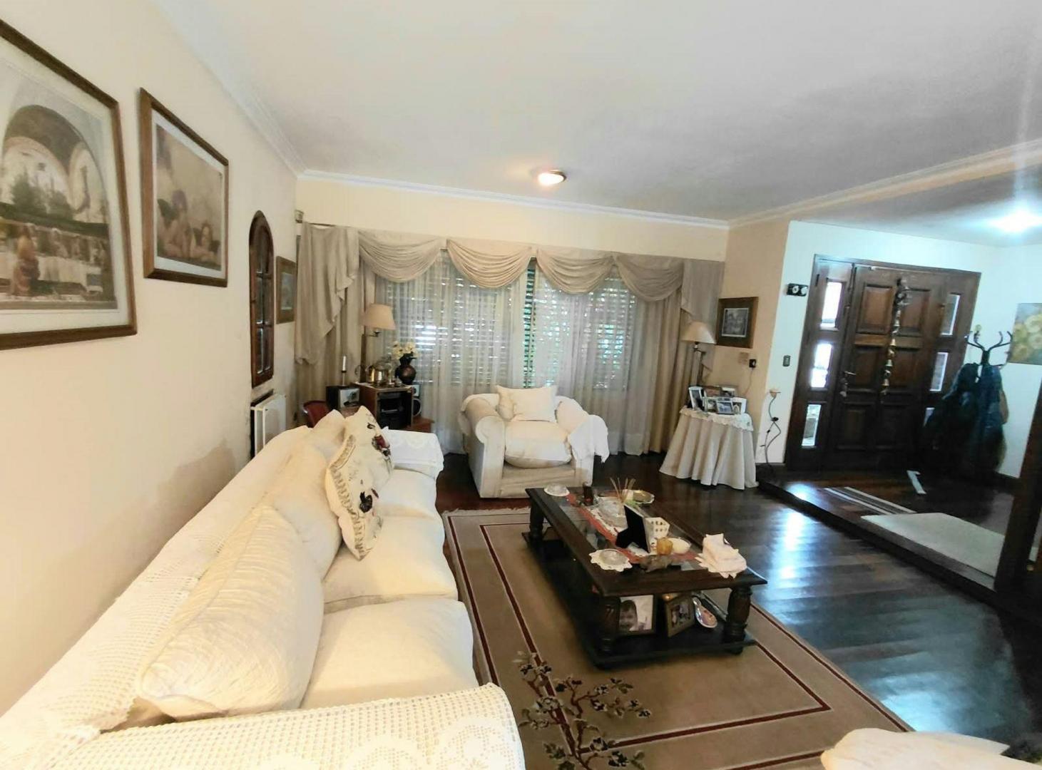 Foto de VENTA CASA EN 3 PLANTAS CON JARDIN PILETA MARTINEZ, imagen 2