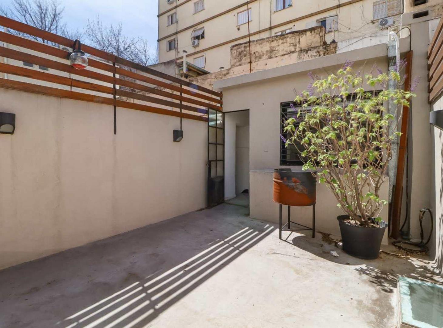 Foto de VENTA PH 2 AMB. BAJO BELGRANO VESTIDOR TERRAZA, imagen 2