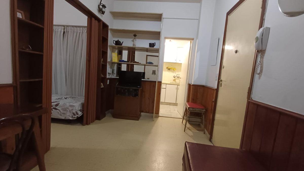 OPORTUNIDAD DE COMPRA DE 1 AMBIENTE CON ESPACIO DE COCHERA, 28 M2 MUY BUEN ESTADO FRENTE A PZA.COLÓN