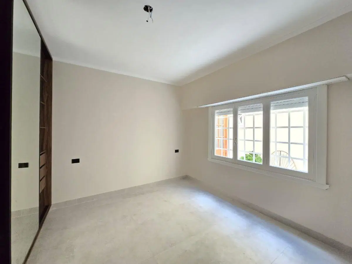 EXCELENTE CHALET DE 4 AMBIENTES C/GGE PASANTE Y QUINCHO, A NUEVO, 172 M2. EN INMEJORABLE UBICACIÓN 1