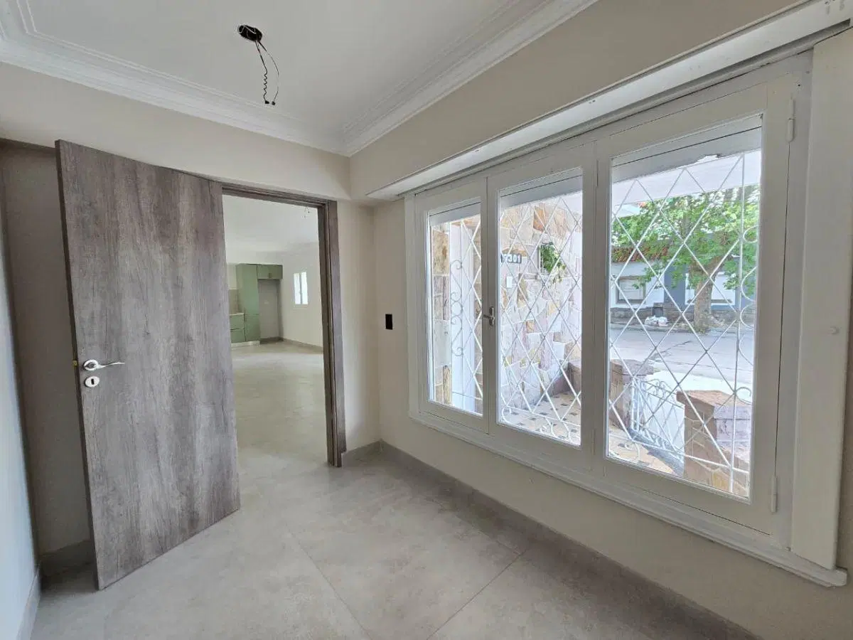 EXCELENTE CHALET DE 4 AMBIENTES C/GGE PASANTE Y QUINCHO, A NUEVO, 172 M2. EN INMEJORABLE UBICACIÓN 5