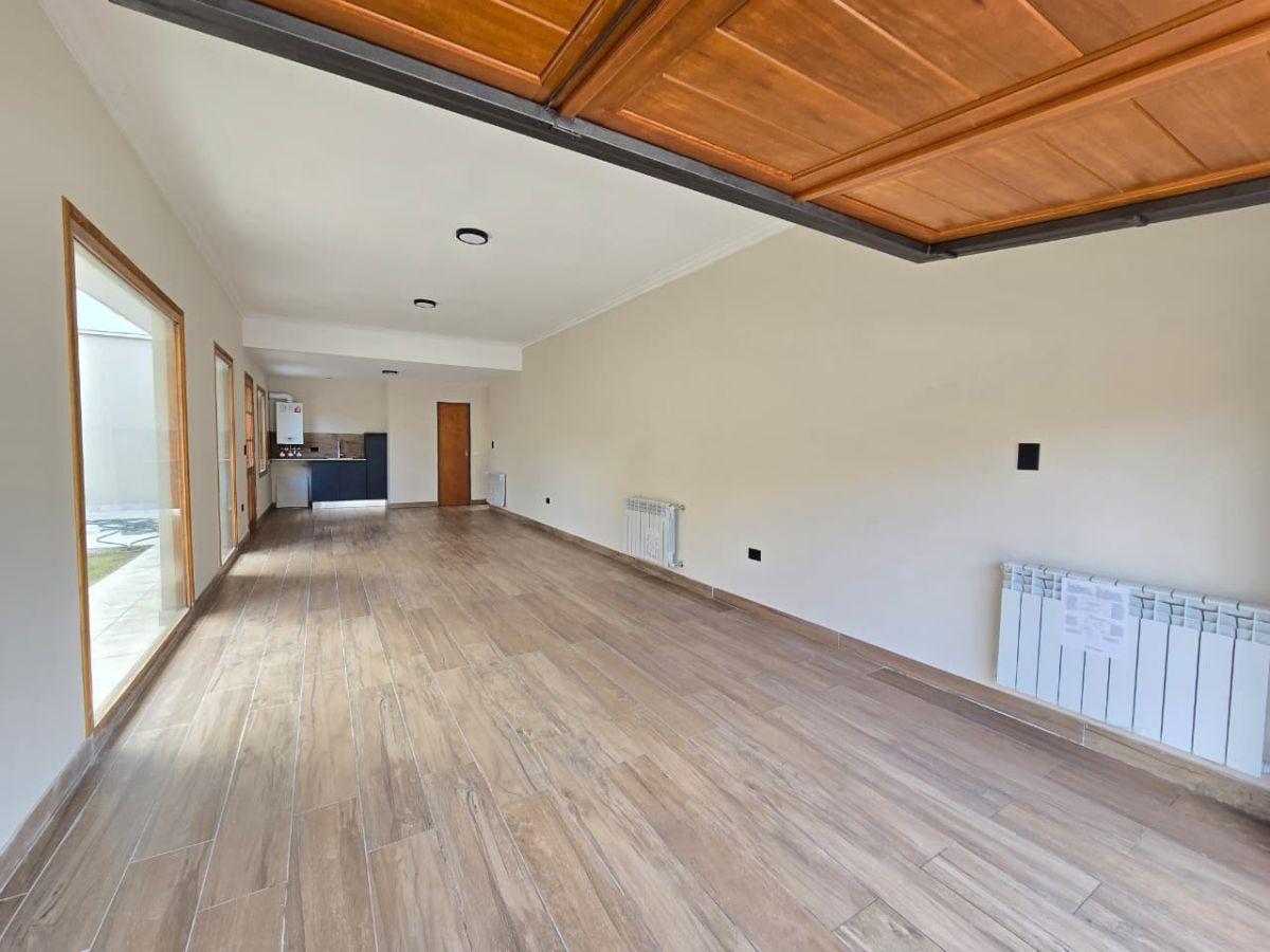 EXCELENTE CHALET DE 4 AMBIENTES C/GGE PASANTE Y QUINCHO, A NUEVO, 172 M2. EN INMEJORABLE UBICACIÓN