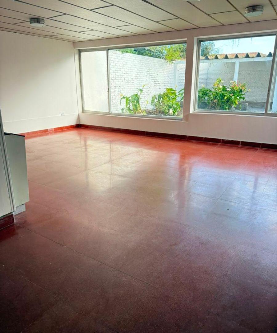 Foto de IMPECEBLE Y AMPLIO CHALET DE 4 AMBIENTES C/GARAGE, 245 M2. CUBIERTOS, imagen 4