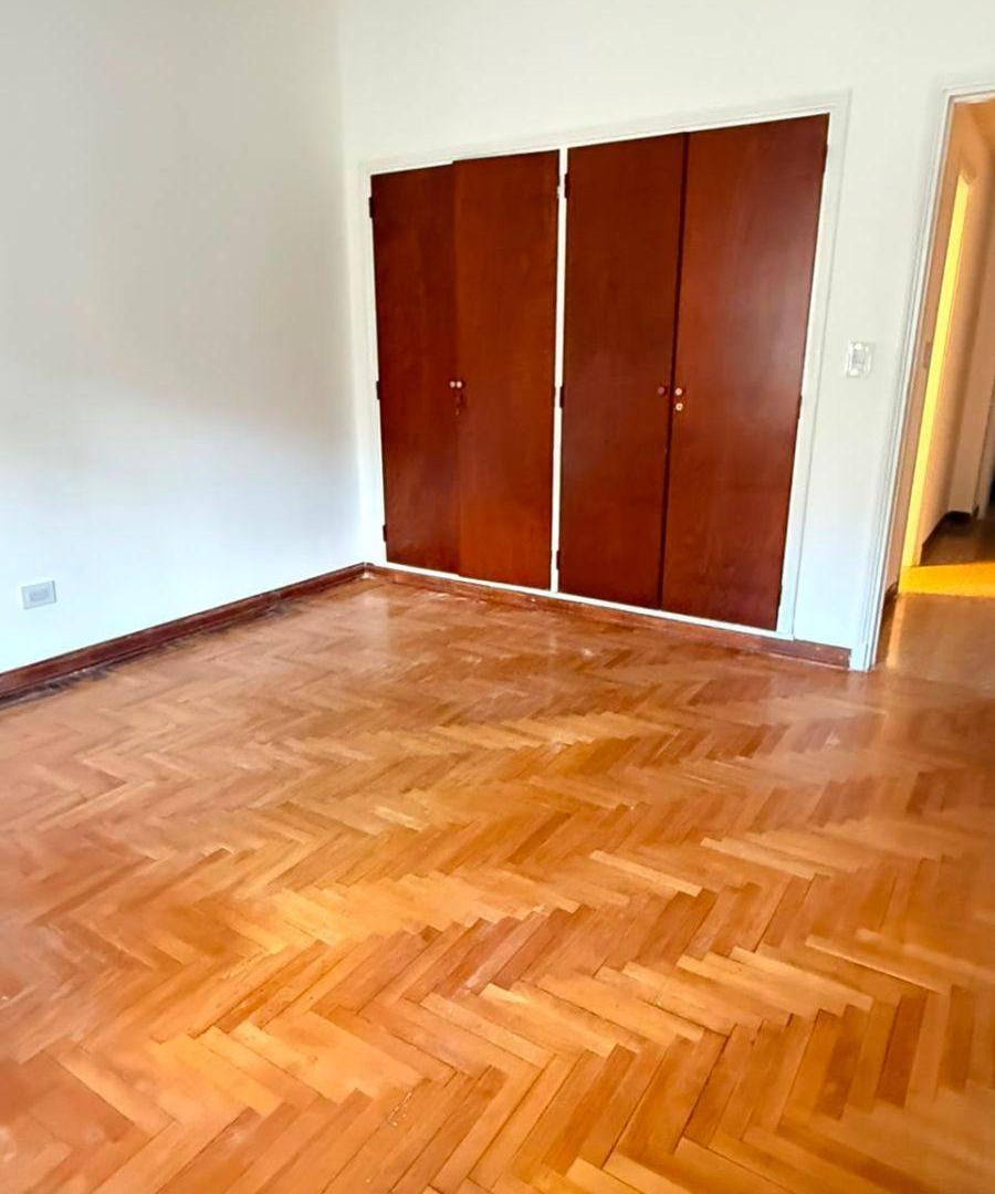 Foto de IMPECEBLE Y AMPLIO CHALET DE 4 AMBIENTES C/GARAGE, 245 M2. CUBIERTOS, imagen 2