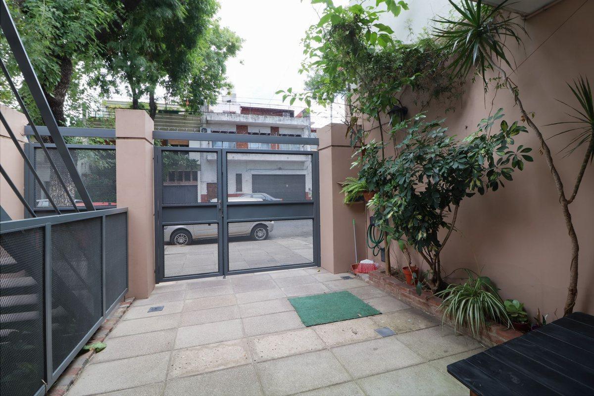 VENTA PH - 2 AMB - MONTE CASTRO - PATIO Y COCHERA