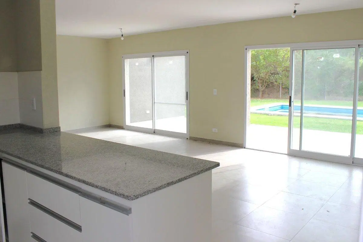 EL CANTON, BARRIO NORTE. Casa Country con Piscina 5