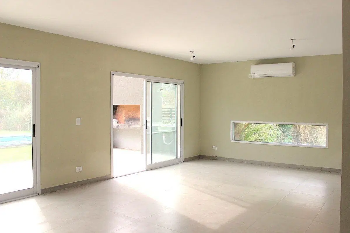 EL CANTON, BARRIO NORTE. Casa Country con Piscina 2