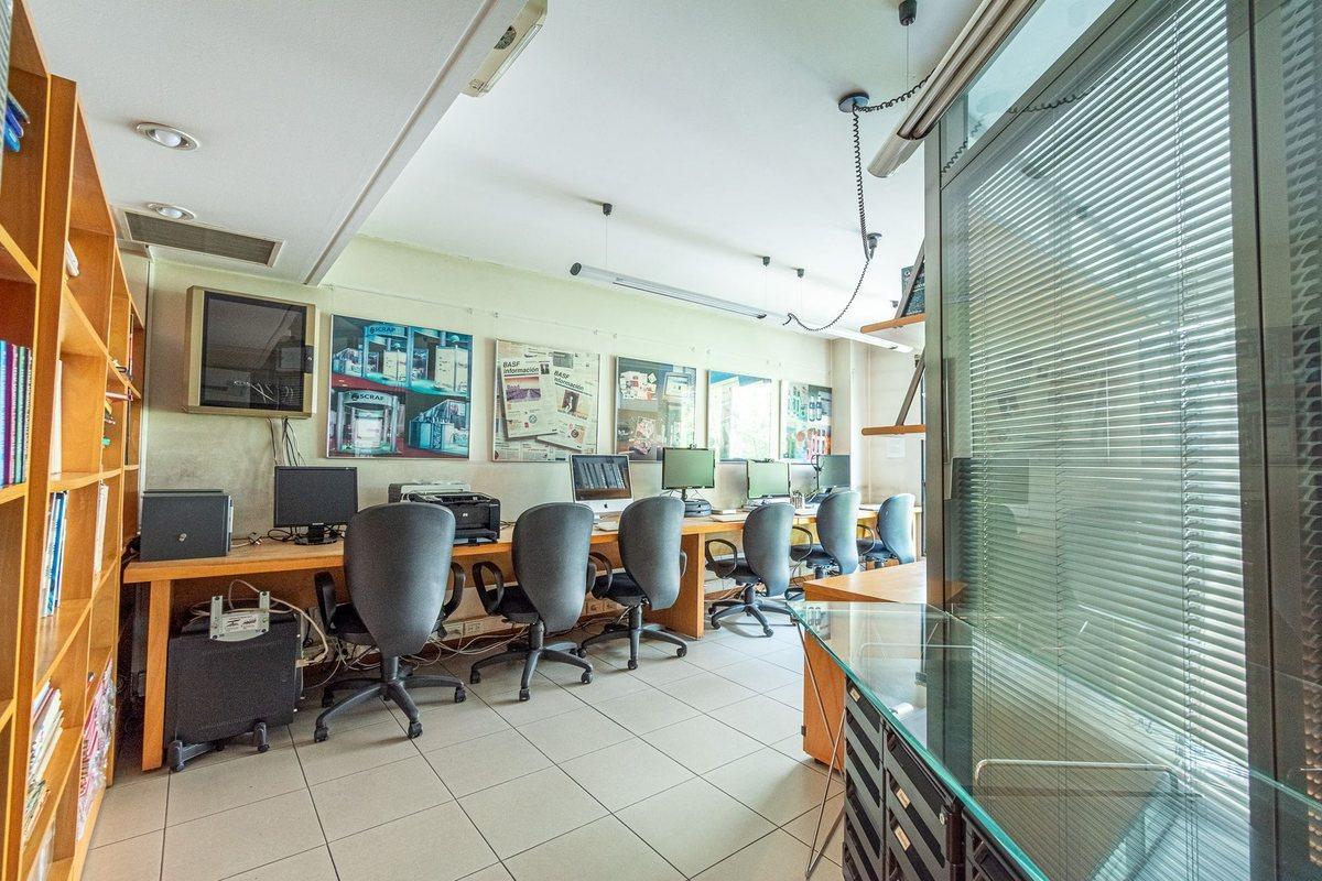 OFICINA LISTA PARA OPERAR - PISO de 100 m²