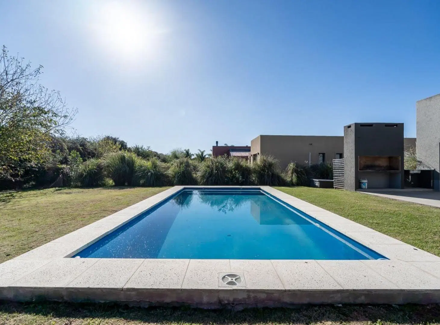 EL CANTON, BARRIO NORTE. Casa Country con Piscina 2