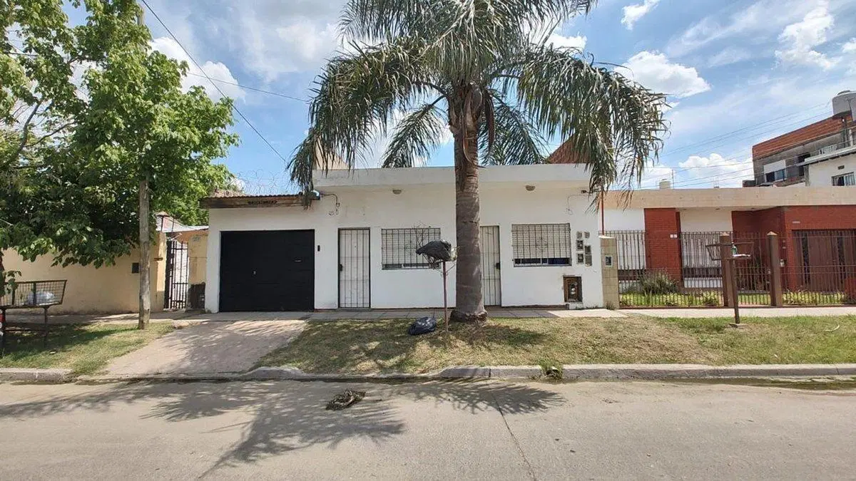VENTA DE CHALET Y DOS MONOAMBIENTES.- 2