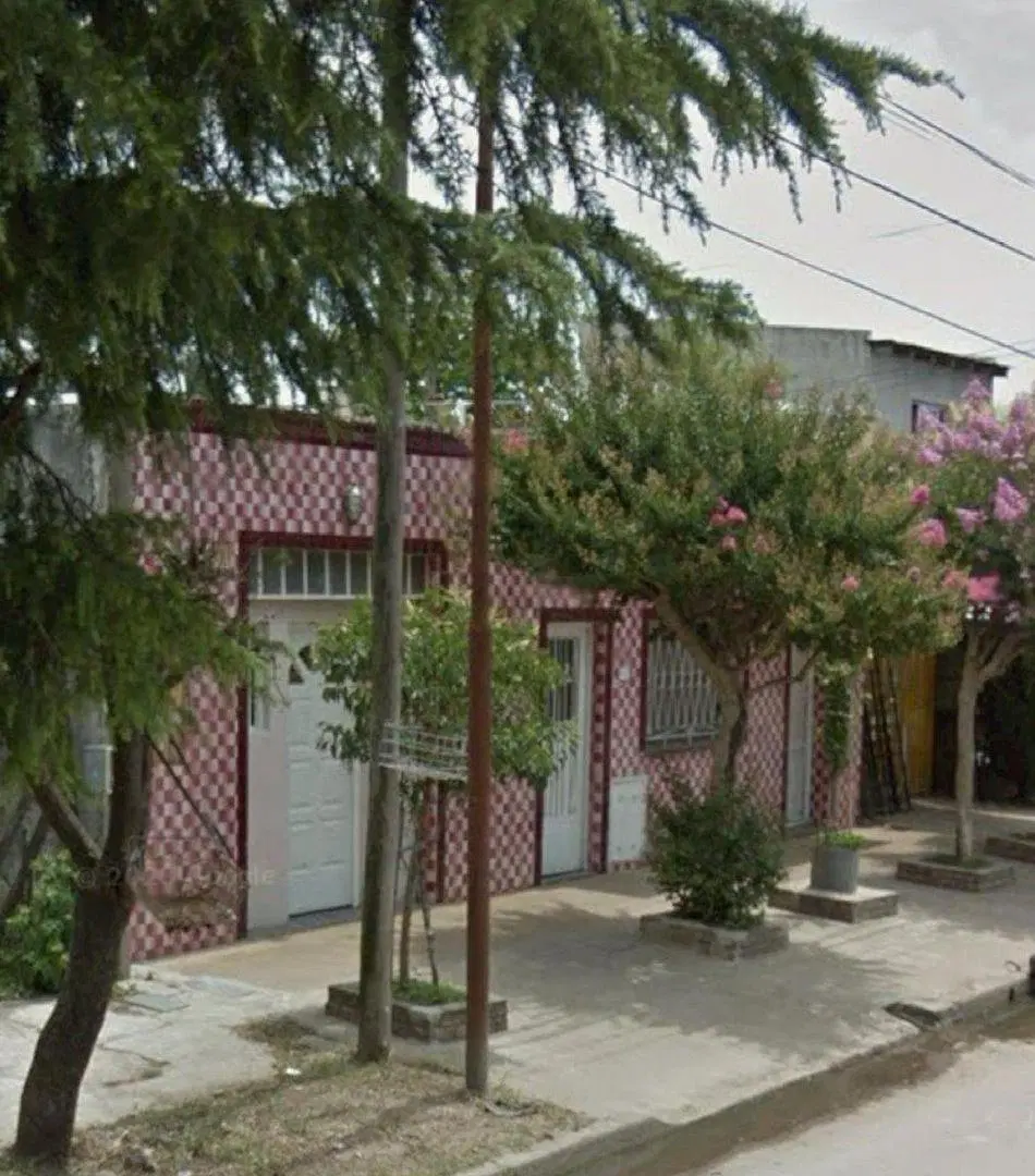 VENTA CASA 3 AMBIENTES C/ GRAN SUPERFICIE DE FONDO 1