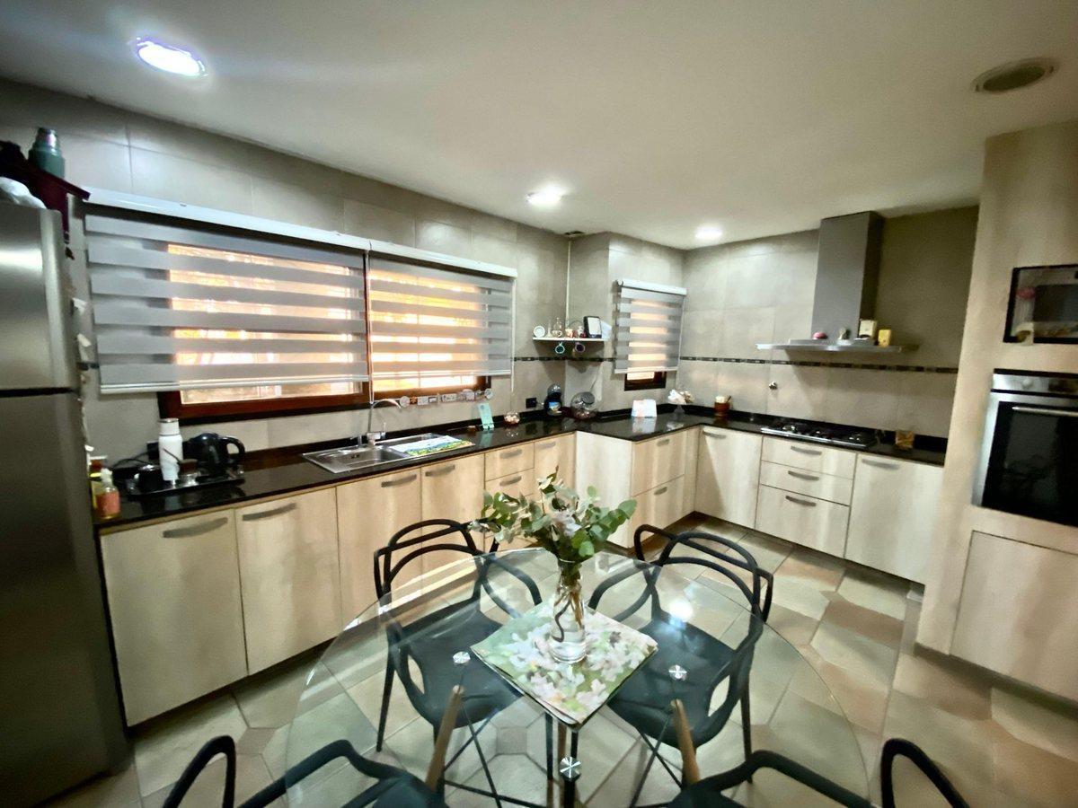 Foto de VENTA HERMOSA CASA - DOS PLANTAS - VILLA LUZURIAGA, imagen 1