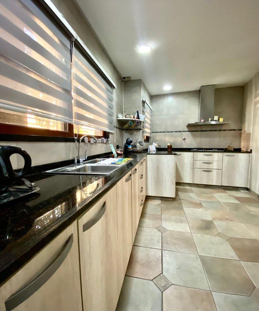 Foto de VENTA HERMOSA CASA - DOS PLANTAS - VILLA LUZURIAGA, imagen 5