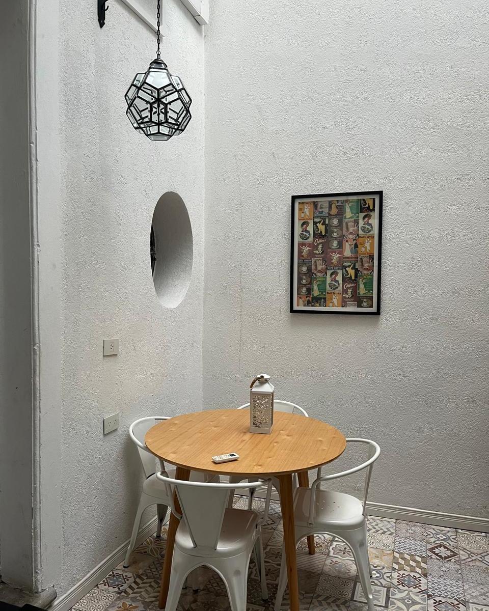 Imponente Residencia Neoclásica con Piscina y Cochera 3
