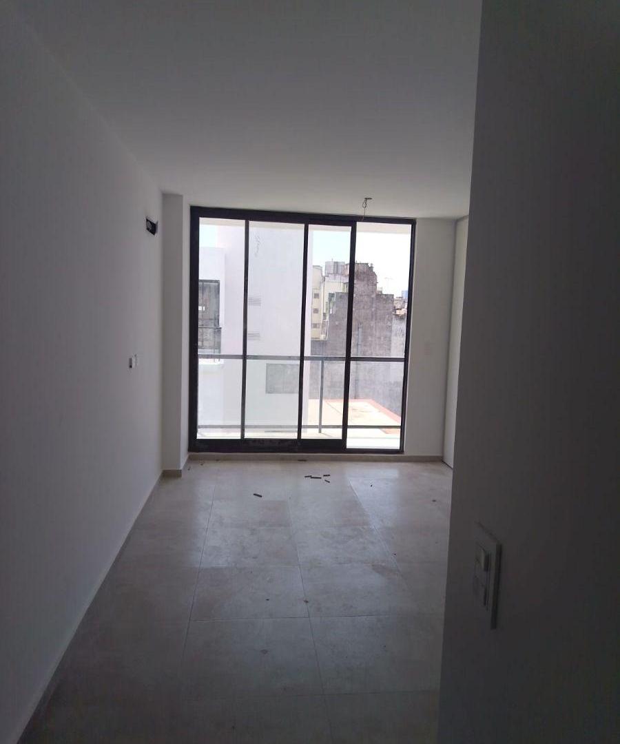 Unica unidad en el piso. 1 amb al contra frente con balcón apto profesional. POSESION INMEDIATA
