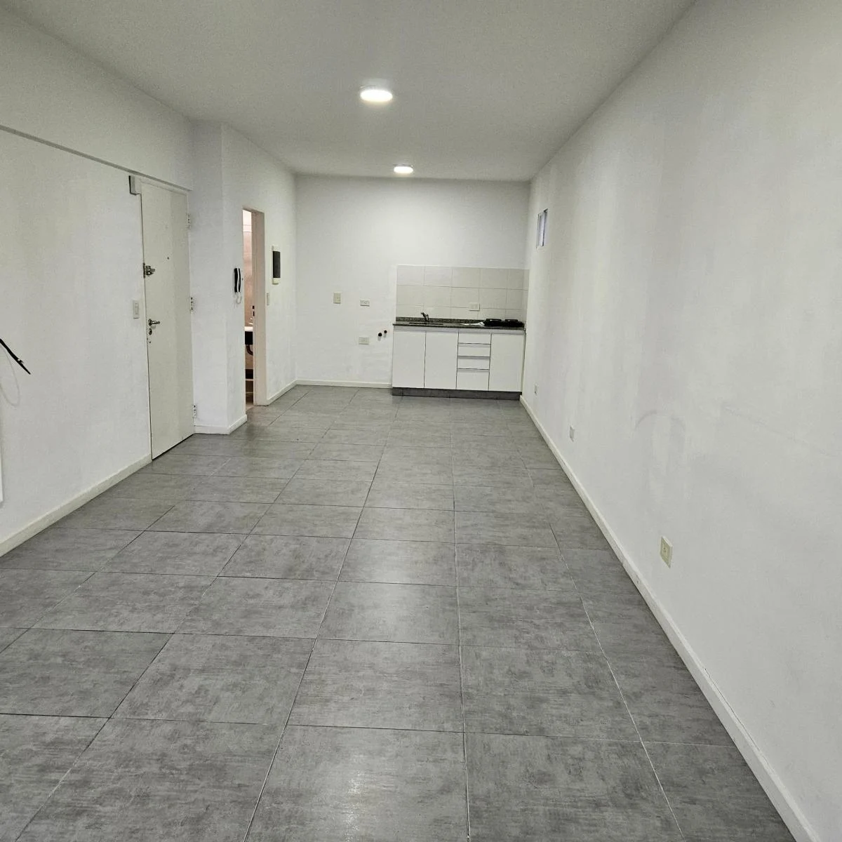 Monoambiente Balcón y Cochera fija Contra frente