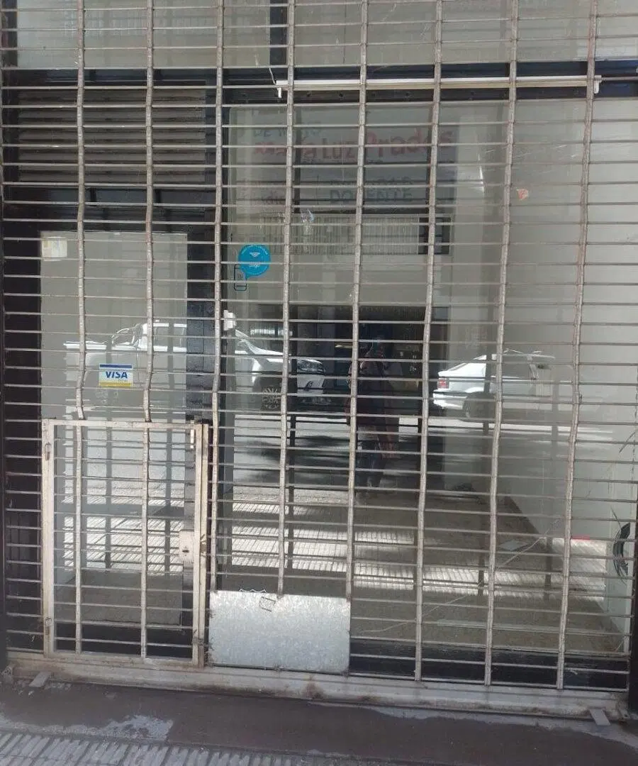 ALQUILO LOCAL FRENTE SUPERIOR DE COMERCIO 3
