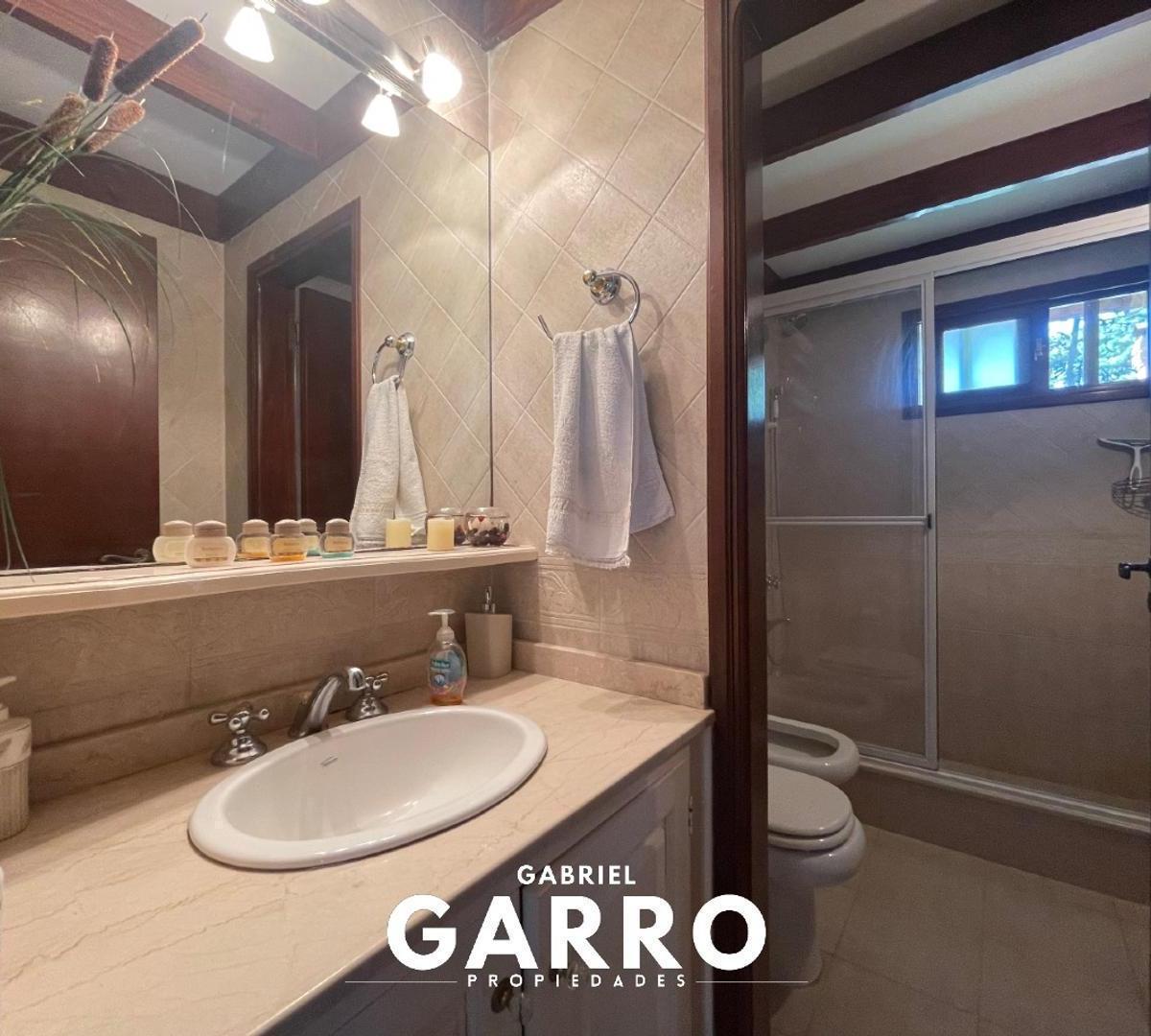 Foto de Chalet en venta a cinco cuadras del mar. Pinamar Norte, imagen 2