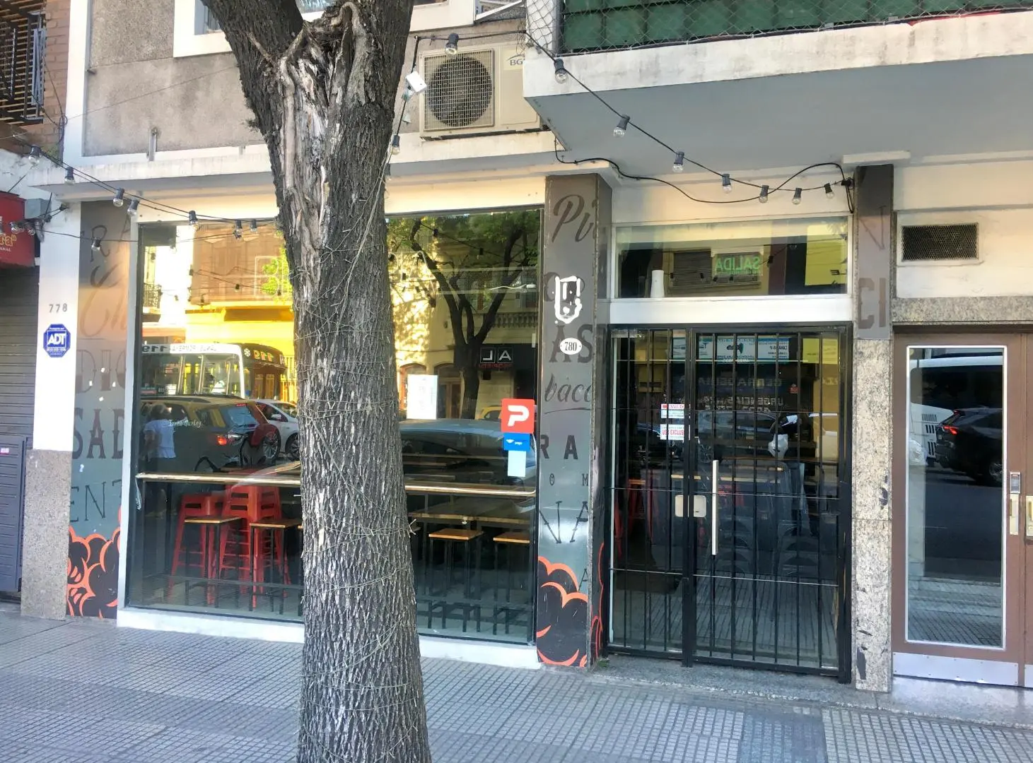 Local 5.20 mts frente x 15 profundidad. Apto Gastronomía 1