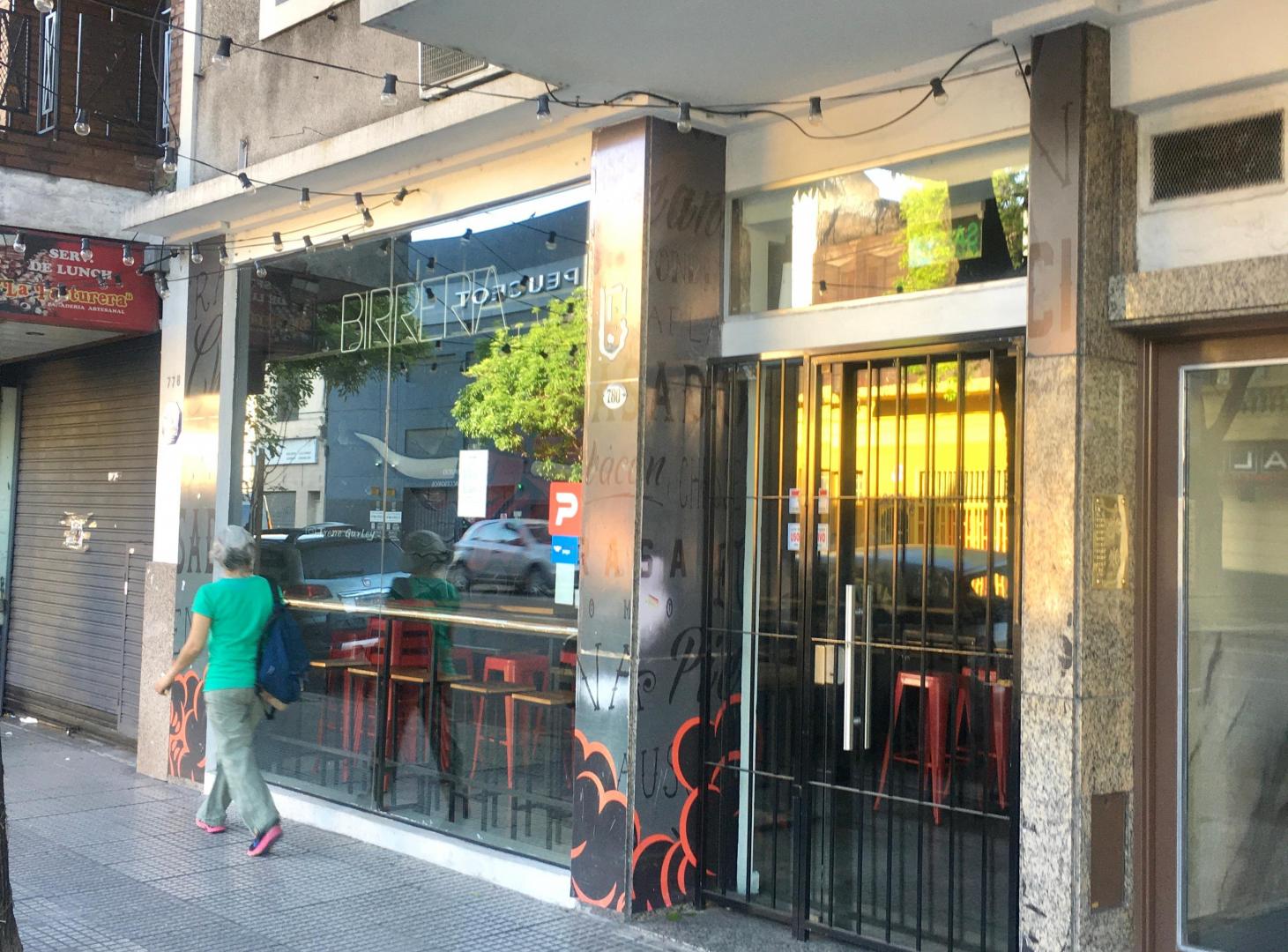 Local 5.20 mts frente x 15 profundidad. Apto Gastronomía