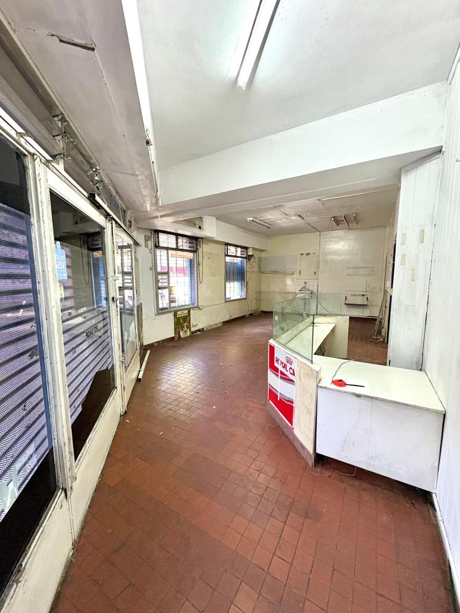 Esquina de 58 m² con 2 Baños, Deposito y Patio 5